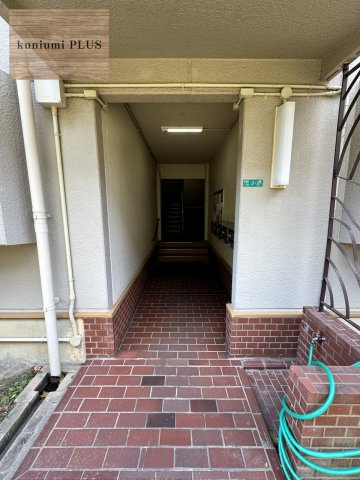 リバーサイドともぶち第1住宅第27号棟のエントランス