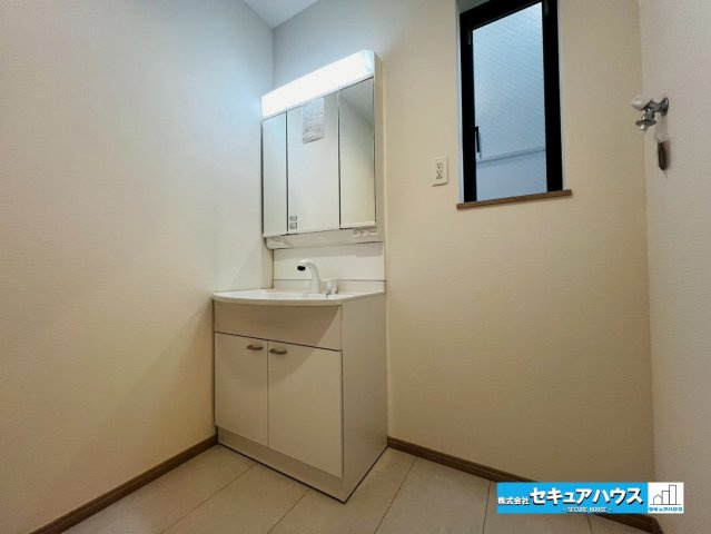 【本日ご案内可能】豊明市新田町門先　全2棟の独立洗面台|【洗面台】
◆鏡の裏にはたっぷりと収納スペースを標準装備！
◆電源を付属しているのでドライヤーなど利用できます。
◆洗面台下にも収納スペースがあり、シャンプーや洗剤のストックをしまうことができます。　