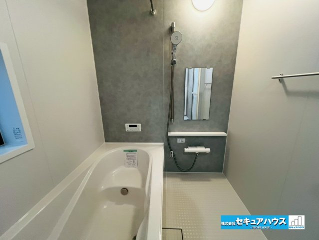 【本日ご案内可能】豊明市新田町門先　全2棟の浴室|【浴室】
◆アクセントパネルで落ち着きのある雰囲気を演出します。毎日の疲れを癒やすバスタイムをお楽しみ下さい！
◆窓付きで、カビの繁殖を抑える効果があります。
◆追い炊き機能を備えたオートバスです。　