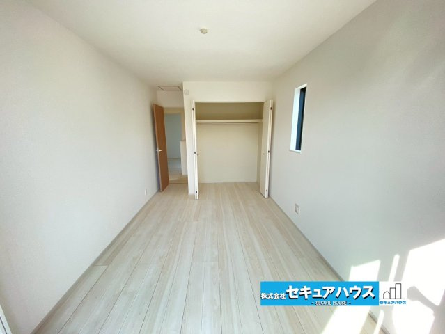 【同施工物件ご案内】豊明市新田町門先　全2棟の内観：施工例|【洋室イメージ】
◆広々とした居住空間は日々の暮らしを彩り、心のやすらぎと満足感を与えてくれます。通風と採光を考慮した設計は子供たちはのびのび育ち、家族でくつろぎと団らんを生み出します。