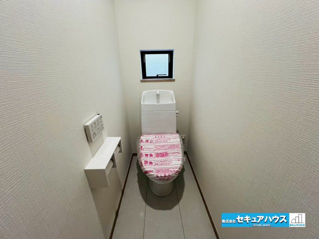【本日ご案内可能】豊明市新田町門先　全2棟のトイレ|【高機能トイレ】
◆高機能トイレの多くは便器のフタの開閉が自動であり、使用後に手動で水を流す面倒もなく非常に便利です。スタイリッシュな見た目で、お掃除しやすく、節水効果が高いです。　　　　　　　　　　