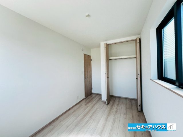 【本日ご案内可能】豊明市新田町門先　全2棟の洋室|【洋室】
◆家族一人ひとりの大切なプライベート空間。趣味に合わせて使って頂けるようシンプルに仕上げてあります。暮らし心地を大きく左右する収納を、適材適所に配置し使い勝手を考慮しました。　　　　　　　　