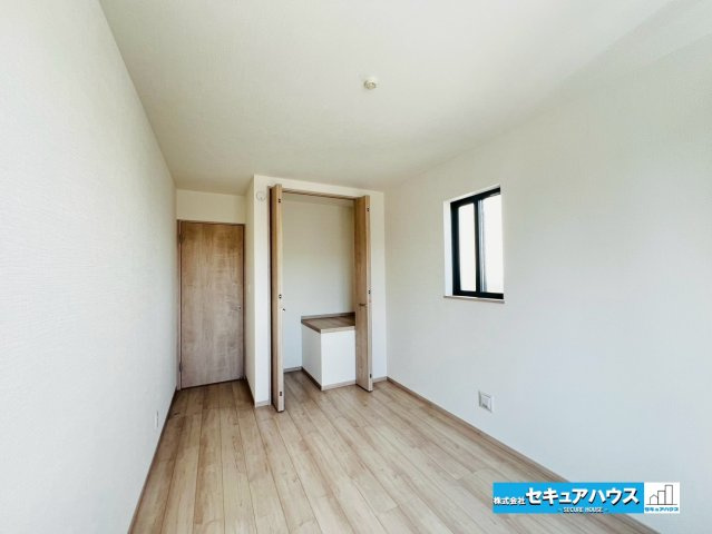 【本日ご案内可能】豊明市新田町門先　全2棟の洋室|【洋室】
◆お子様のお部屋や主寝室、来客時の宿泊室、趣味のお部屋としてもご利用いただけます。
◆全居室収納付きのため、各居室ごとにお洋服や荷物を収納できます。　　　　　　　　　　　　　　　　　　　　　