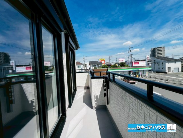 【本日ご案内可能】豊明市新田町門先　全2棟のバルコニー|【バルコニー】
◆見晴らしもよく、太陽の温かな温もりをめいっぱい受け止めてくれます。
太陽の光と爽やかな風を受けたお洗濯物はあっという間に乾き、取りこむ時には太陽の匂いを感じられそうですね。　　　　　