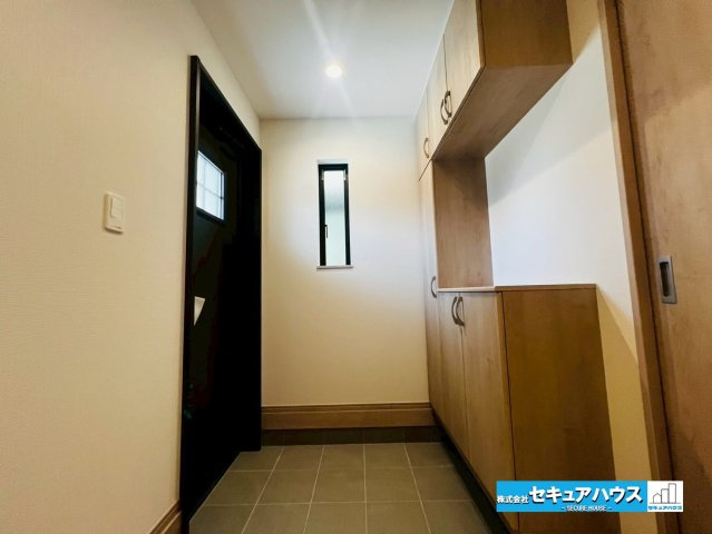 【本日ご案内可能】豊明市新田町門先　全2棟の玄関|【玄関】
◆お家に出会う人々を迎える玄関だからこそ、広々清潔感あふれる空間にしたいものです。採光・通風にも配慮された設計で毎日明るい空間をキープします♪
◆ダブルロックキーで防犯面も安心です。　　　　