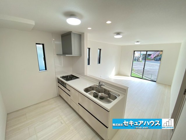 【同施工物件ご案内】豊明市新田町門先　全2棟の内観：施工例|【LDKイメージ】
◆通学から帰宅し、リビングルームで会話を楽しむ子ども達。リビングから臨む景色は太陽色に染まり、解放感溢れゆったりとしたひと時を過ごすことが出来る素敵な空間です。