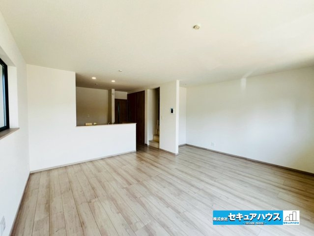【本日ご案内可能】豊明市新田町門先　全2棟の居間・リビング|【LDK18.37帖】
◆通学から帰宅し、リビングルームで会話を楽しむ子ども達。リビングから臨む景色は太陽色に染まり、解放感溢れゆったりとしたひと時を過ごすことが出来る素敵な空間です。　　　　　　　　