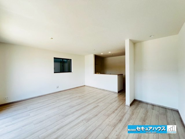 【本日ご案内可能】豊明市新田町門先　全2棟の居間・リビング|【LDK18.37帖（フリースペース）】
◆フリースペース部分にカウンターを設置したり、棚を設置したりと自由に空間を生かすことができます。オプション工事のご提案もお任せ下さい！　　　　　　　　　　　　