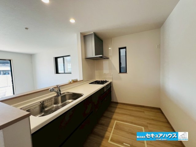 【本日ご案内可能】豊明市新田町門先　全2棟のキッチン|【キッチン】
◆対面式キッチンのためリビングの様子を見ながら料理することができます。
◆キッチンの窓は匂いがリビングに広がるのを防ぎ、自然光を取り入れる役割があります。
◆床下収納付きです♪　　　　　