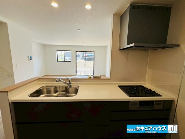 【本日ご案内可能】豊明市新田町門先　全2棟のキッチン|【キッチン】
◆同時にたくさんの料理が調理できる3口コンロ。「焼く・蒸す・煮る」の工程を同時進行で進めることができるので、料理を素早く作ることができます。育児でバタバタ忙しいママに嬉しい♪　　　　　　