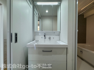 【独立洗面台】 | Mプラザ明石弐番館 | 後ろも確認できる三面鏡付き洗面化粧台