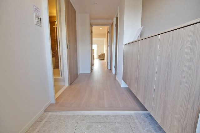 パレス南塚口壱号棟の玄関|玄関にはシューズボックスがついております。上にご家族との思い出の品や写真を飾ってゲストの心をつかみましょう。