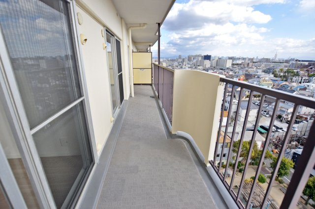 パレス南塚口壱号棟のバルコニー|3面バルコニーは自然光を多く取り入れることができるため、お家全体が明るくなります。また室内の換気を効率よく行えるのも良いところですね。