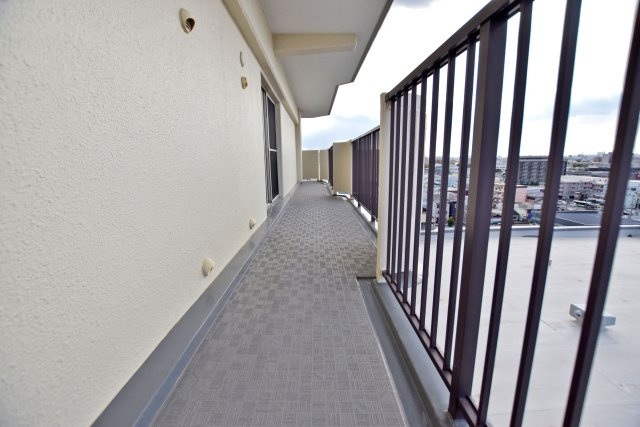 パレス南塚口壱号棟のバルコニー|広いバルコニーでは、お洗濯物を干す以外にも、ガーデニングや家庭菜園などの趣味を楽しむことができます。