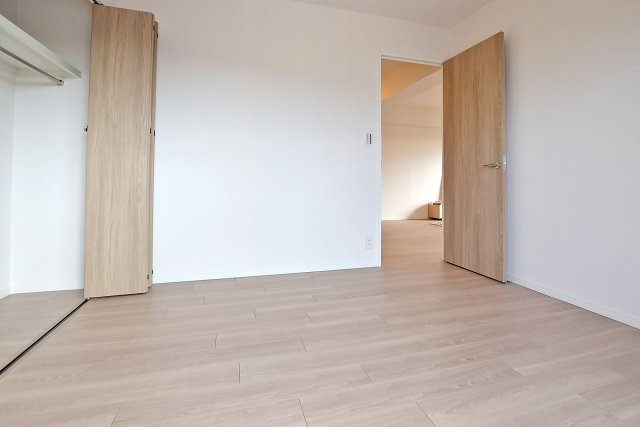 パレス南塚口壱号棟の洋室|5.0帖の洋室です。大きな収納が付いているため、オシャレ好きな方や、推しのグッズなどが増えてしまう方も安心の収納量となっております。