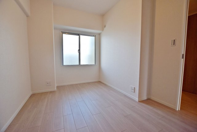 パレス南塚口壱号棟の洋室|5.1帖の洋室です。北向きのため、一日を通して日当たりが安定しているため、集中しやすい空間となっております。