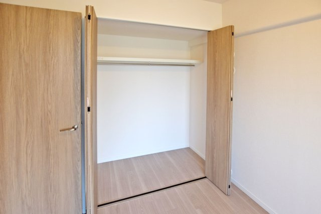 パレス南塚口壱号棟の洋室|全居室収納付きのため、各部屋に必要なものをすっきりと収めることができます。これにより、常にすっきりとしたお部屋を保つことができます。