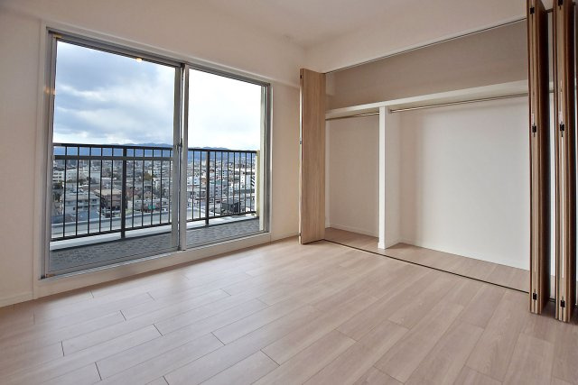 パレス南塚口壱号棟の洋室|5.8帖の洋室です。南向きのため日当たり良好。バルコニーで趣味を楽しむのも楽しそうですね。