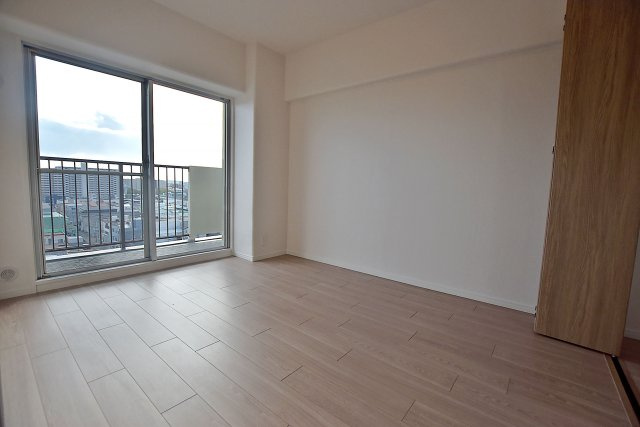 パレス南塚口壱号棟の洋室|6.5帖の洋室です。こちらも南向きとなっております。どんな家具にも合うデザインのため、お好みの家具で彩ることができます。