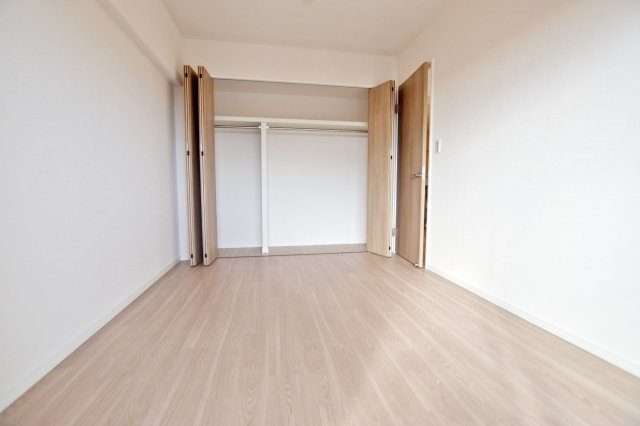 パレス南塚口壱号棟の洋室|大きな収納には、お洋服以外にも、本や防災グッズなども収納できます。有効活用できる空間が多く、お部屋がすっきりと片付きます。