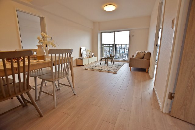 パレス南塚口壱号棟の居間・リビング|15.7帖のリビングです。ダイニングテーブルとソファを置いても余裕があり、ご家族全員が集まってもゆったりとお過ごしいただけます。