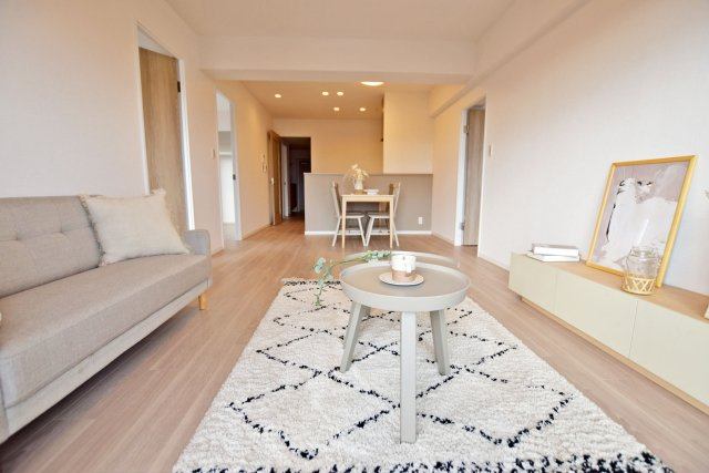 パレス南塚口壱号棟の居間・リビング|南向き最上階のため、日当たり通風良好。日中は電気をつけなくても明るいため、節電に繋がります。