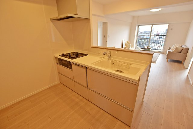 パレス南塚口壱号棟のキッチン|3口コンロと食洗器がついたシステムキッチンです。効率よく作業を進めることができるため、家事の時短に繋がります。