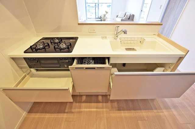 パレス南塚口壱号棟のキッチン|収納豊富なキッチンには、大きめのお鍋や調理器具をすっきりと収めることができます。お料理好きな方やご家族が多い方も安心です。