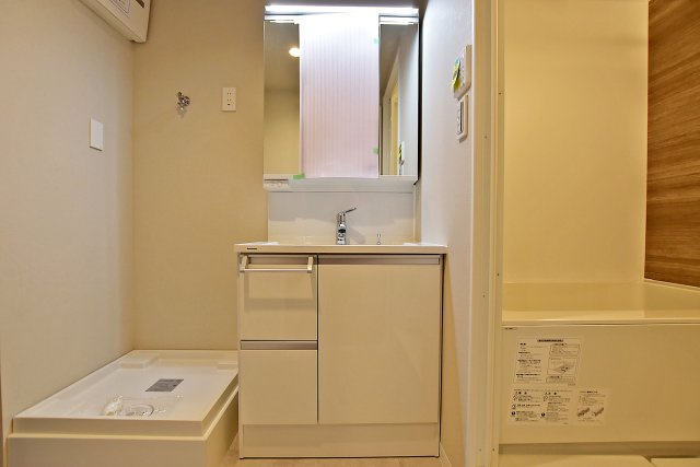 パレス南塚口壱号棟の独立洗面台|三面鏡付き洗面台は収納豊富。大きめの美容家電も収めることができるため、朝の身支度や寝る前のケアをここだけで済ますことができます。