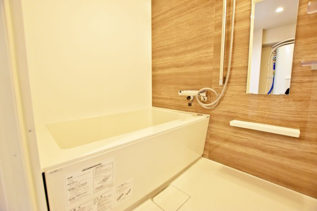 パレス南塚口壱号棟の浴室|2025年11月に新調したお風呂です。浴室乾燥機つきのため、効率よく換気を行うことができ、カビ予防に繋がります。