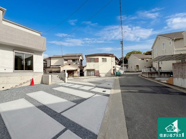 29日(土)30日(日)現地ご見学可能！枚方市菊丘物件情報 物件名らくらく物件入力物件名寄せ 物件名１必須町　全2邸の前面道路含む現地写真|周辺は閑静な住宅街！前面道路広々で車の出し入れも便利です。駐車が苦手な方でも安心して車庫入れできます！