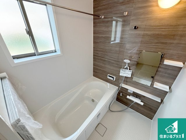 29日(土)30日(日)現地ご見学可能！枚方市菊丘町　全2邸の浴室|足をゆったり伸ばして寛げる浴槽です。窓が設けられていますので差し込む光が明るく穏やかな雰囲気にしてくれます♪浴室乾燥機も設置しているので、雨の日の洗濯物も安心です♪
