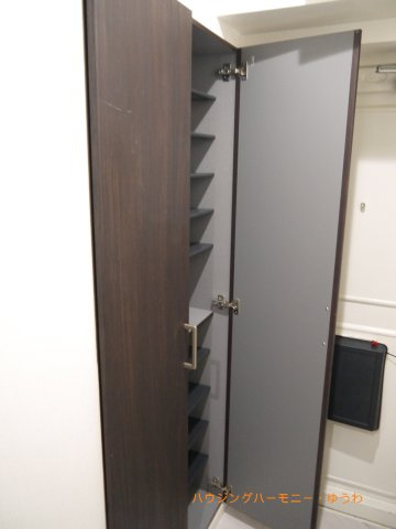 【収納】 | 若木住宅３号棟 | シューズボックスとクローゼットが付いている玄関です。