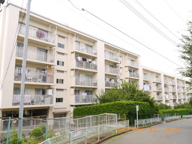【外観】 | 若木住宅３号棟 | 閑静な住宅街「上板橋」駅に建つ、角部屋のリフォーム済み物件です。
