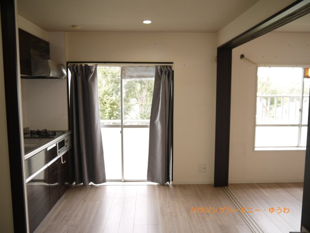 【居間・リビング】 | 若木住宅３号棟 | 家族とのコミュニケーションを促進する拘り設計。快適な居住空間を演出し、都市型生活をより潤いある時間へ代えてくれます。