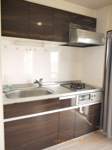 【キッチン】 | 若木住宅３号棟 | 家族の顔も見れて安心、浄水器付き３口コンロのシステムキッチンを採用！