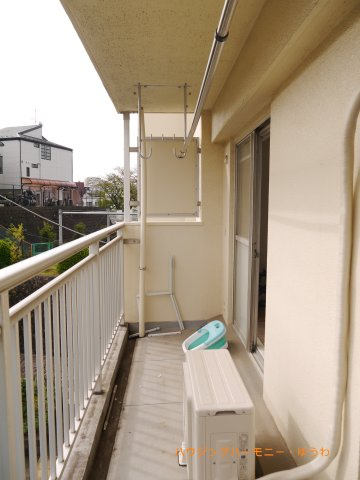 【バルコニー】 | 若木住宅３号棟 | バルコニー面、壁一面の掃き出し窓からたくさんの陽の光が入ってまいります！