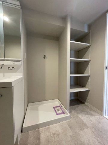 ◆２０２５年１１月リフォーム完了◆京阪本線「中書島」駅まで徒歩５分◆南向き３ＬＤＫ◆藤和伏見コープの洗面所|洗濯機置き場・可動棚