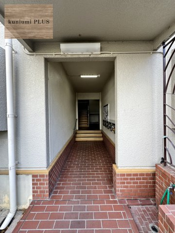 リバーサイドともぶち第一住宅14号棟のエントランス