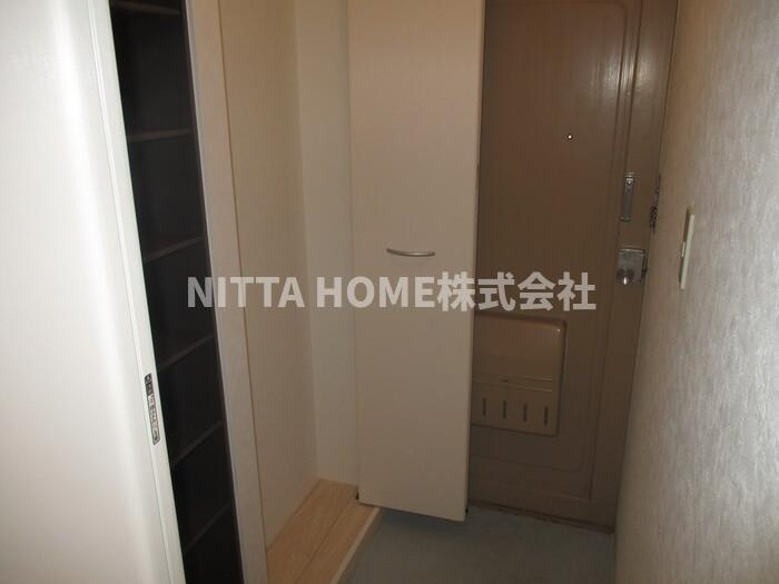 コーポデルフィーの玄関|玄関にも豊富な収納付き◇