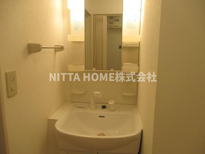 コーポデルフィーの洗面所|洗髪洗面化粧台を設置しているので身支度に便利！