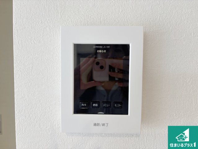 ■枚方市菊丘町　第1期　新築一戸建ての防犯設備|カラーモニターインターホン！声だけでなく来訪者の姿や顔がモニターで確認できるので、小さなお子様がいらっしゃるご家庭でも安心できます！