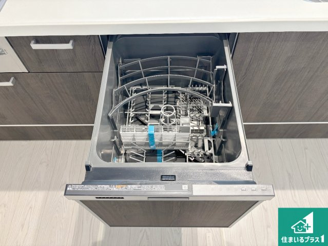 ■枚方市菊丘町　第1期　新築一戸建ての設備|食事後の一仕事、食器洗いをボタン一つでお任せできちゃいます！場所を取らないビルトイン式なので、お料理スペースもしっかり確保！