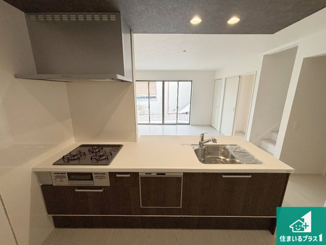■枚方市菊丘町　第1期　新築一戸建てのキッチン|リビングと統一感があり、使い勝手のいいキッチン。広々としているので、二人並んで作業が出来ちゃいます。お子様と一緒に色々なお料理に挑戦できるスペースがあります。