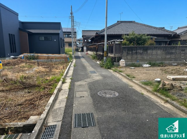 ●5(土)6(日)現地案内可能！　磯城郡田原本町　全2邸　の前面道路含む現地写真|周辺は閑静な住宅街！前面道路広々で車の出し入れも便利です。駐車が苦手な方でも安心して車庫入れできます！