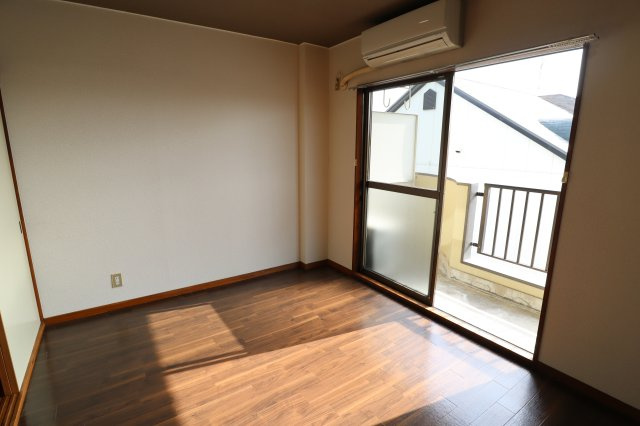 ライズ綾の洋室