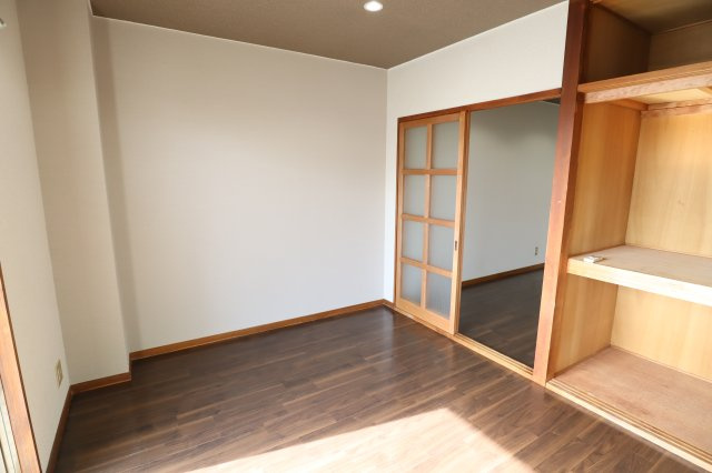 ライズ綾の洋室