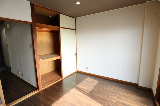 ライズ綾の洋室