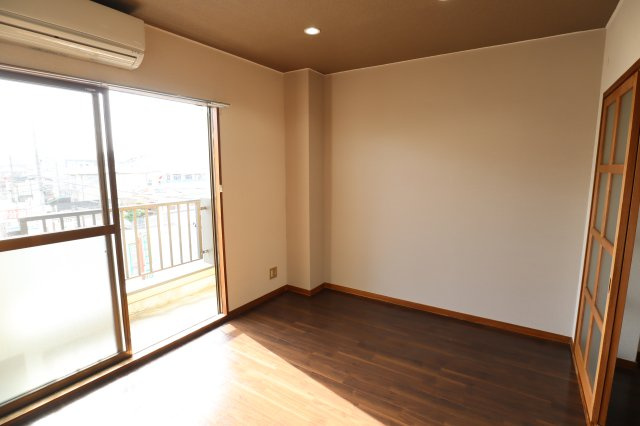 ライズ綾の洋室