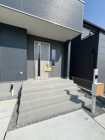 【玄関】 | 福岡市城南区七隈2丁目第6　1号棟（全2棟）【仲介手数料無料・0円】 | 施工例。施工例は完成時と異なる場合があります。